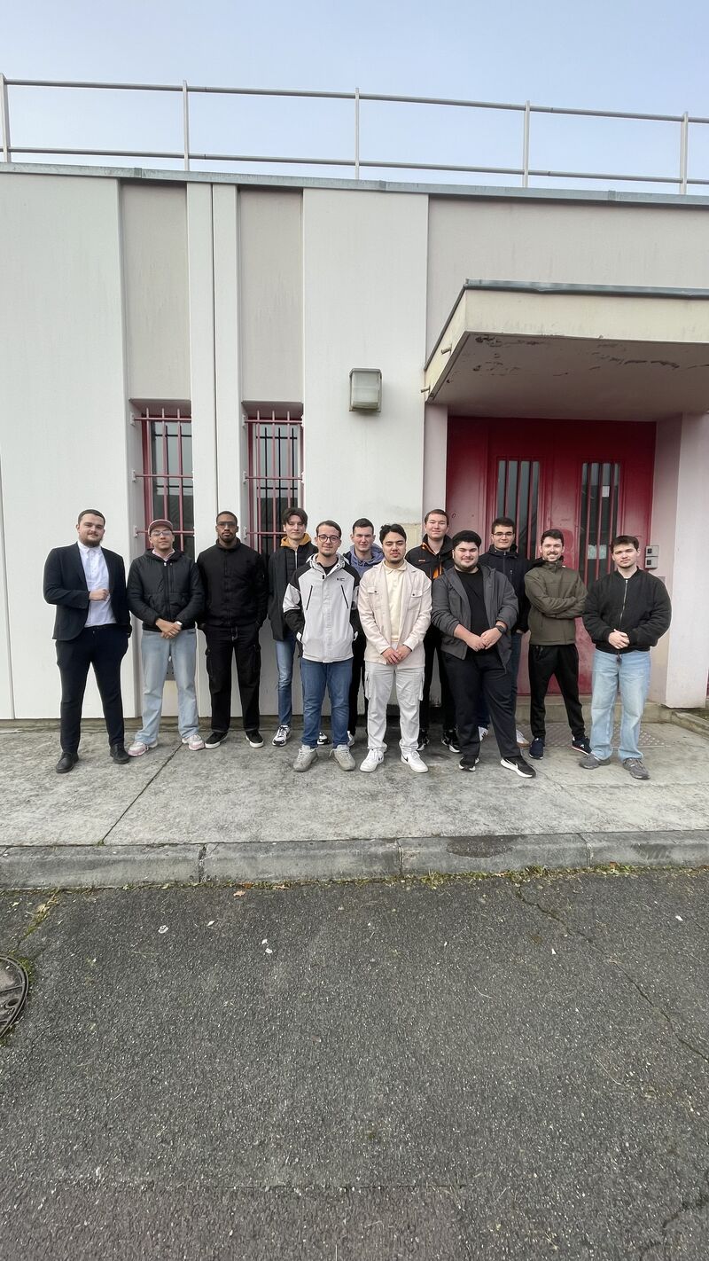 Groupe devant le central téléphonique Orange Seloncourt