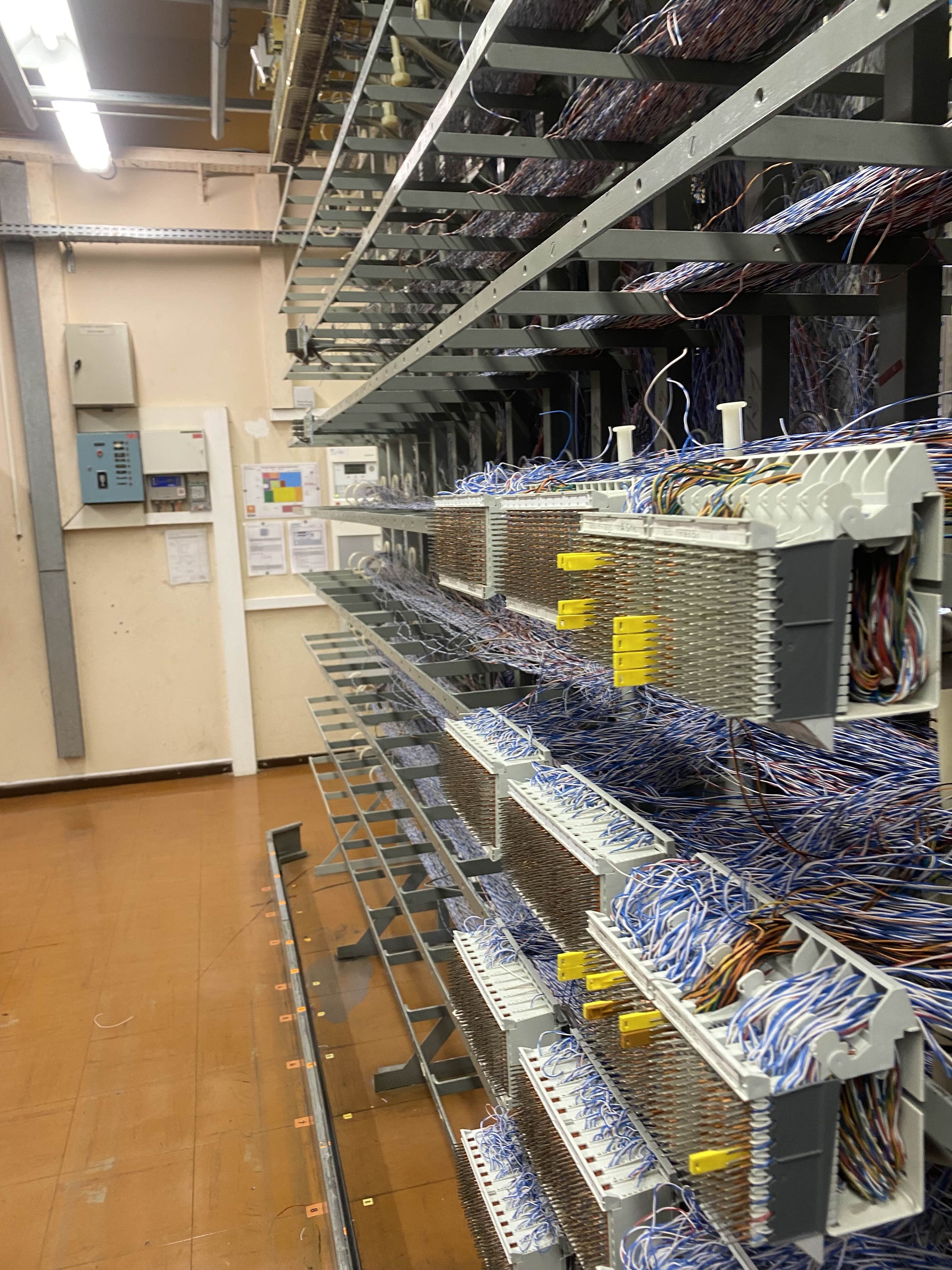 Baies et équipements du central téléphonique Orange Seloncourt